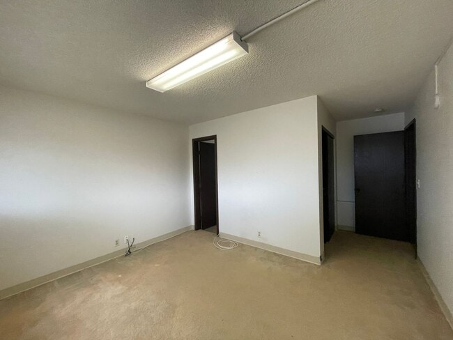 Building Photo - Desirable Newtown Home