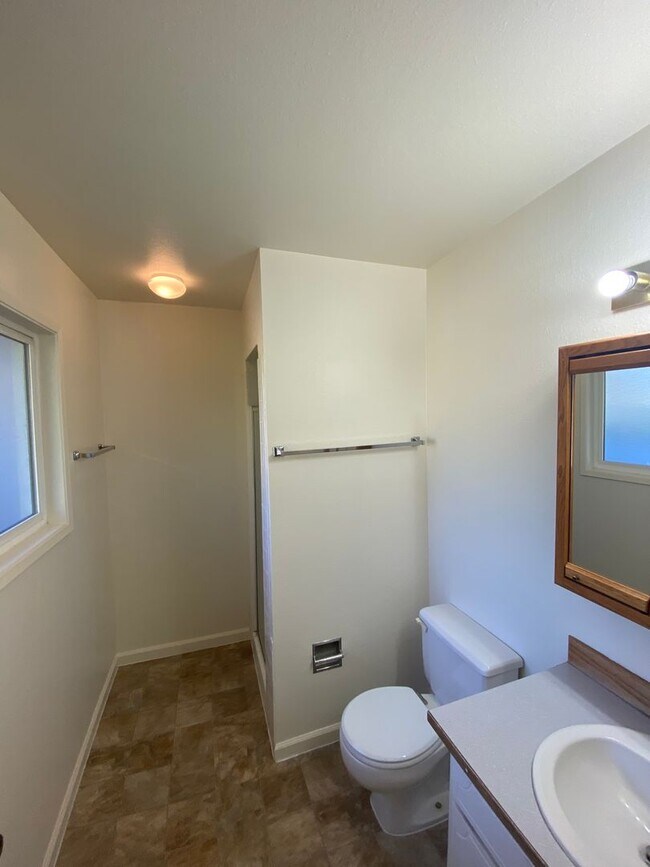 Building Photo - SINGLE FAMILY HOME ON HILLCREST (APP#72)