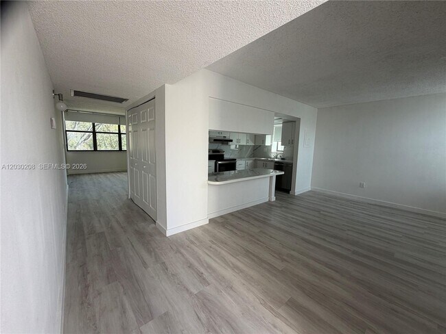 Building Photo - 20200 W Country Club Dr
