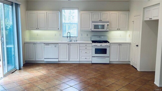 Building Photo - Bright and spacious detached 3 bedroom home