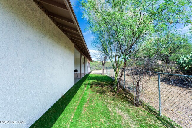 Building Photo - 1081 Paseo Freno