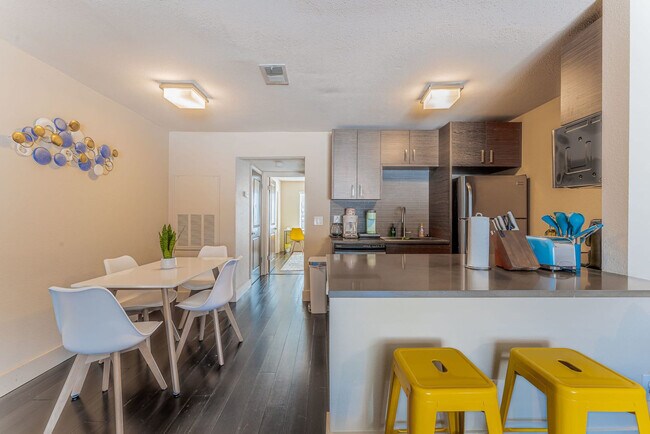 Building Photo - 2409 Town Lake Cir