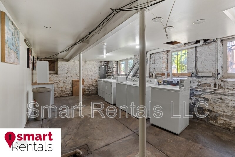 Building Photo - 2161 Thurman Ave