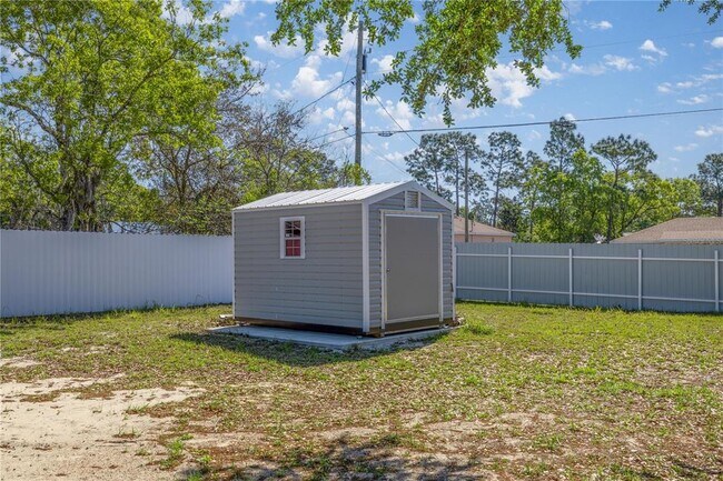 Building Photo - 7191 Hemlock Rd