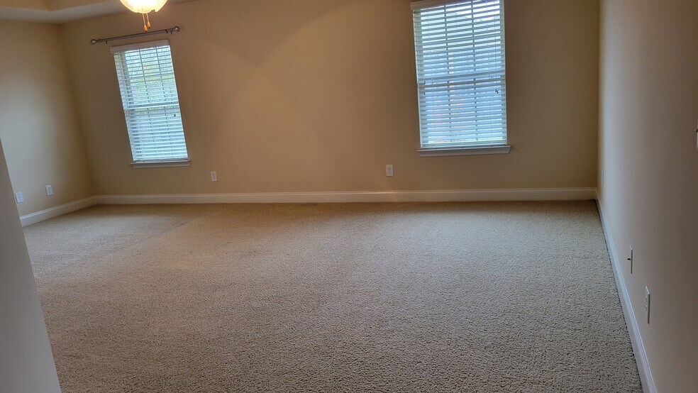 Building Photo - 1013 River Crest Trl