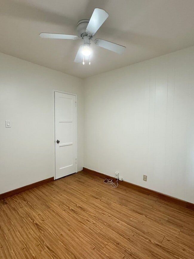 Building Photo - Charming 3-Bedroom Front Home in Lakewood