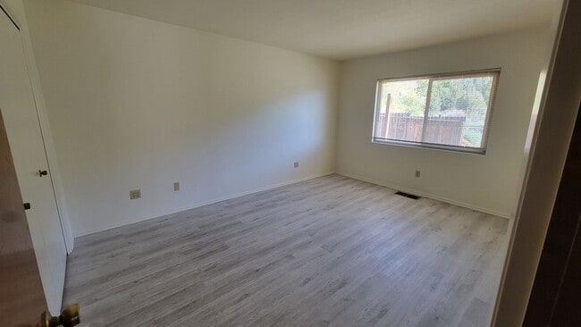 Building Photo - 4 Bedroom Mountain Home Close to Town!