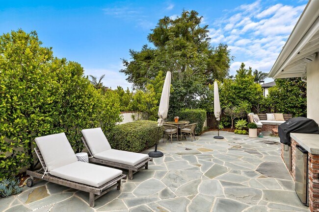 Building Photo - 806 S Ola Vista