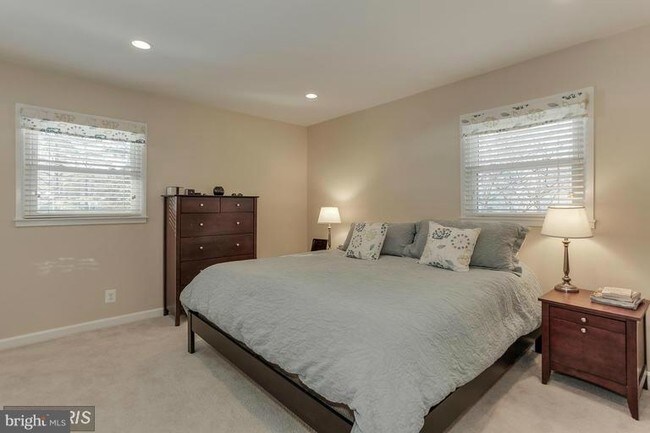 Building Photo - 1334 Mayflower Dr