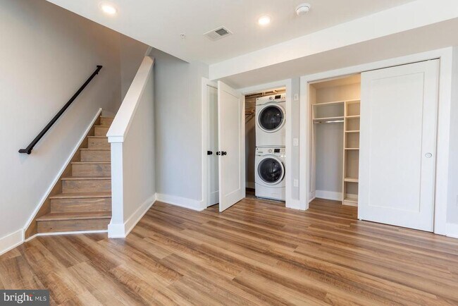 Building Photo - 3965 Lancaster Ave