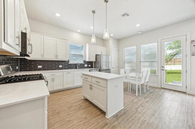 Building Photo - 806 Dayton Dr