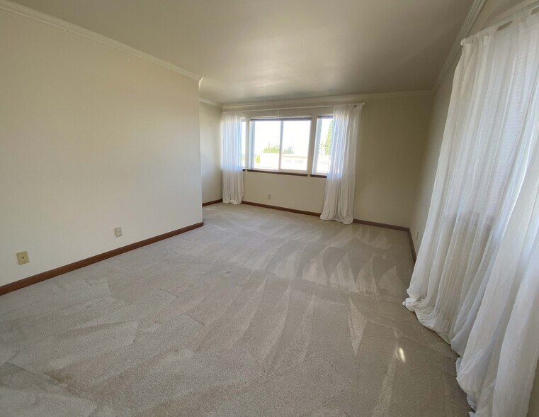 Master bedroom, view from the back wall - 610 Glen St