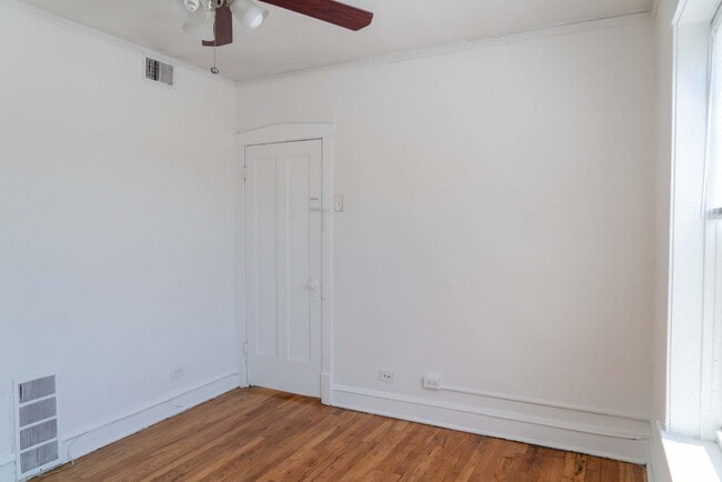 Building Photo - Albany Park - 1 Bed / 1 Bath - Dog Friendly!