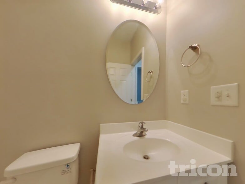Building Photo - 1060 Middlebrooke Dr