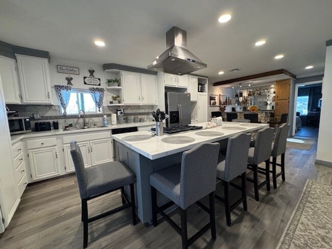 Building Photo - 3 BR 2 bath Furnished home Utilities Included & Brand new Interior-Custom Remodel