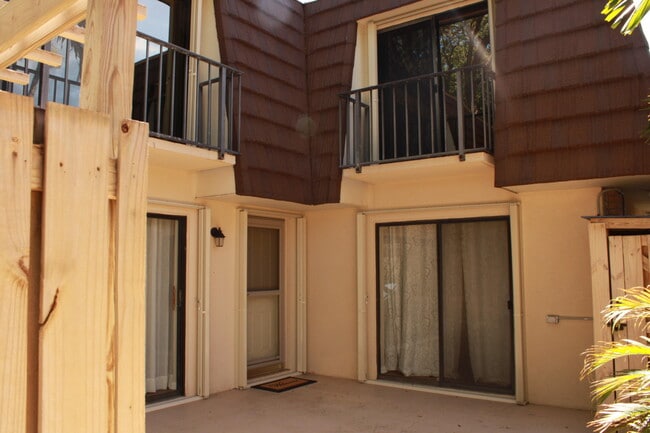 Building Photo - 716 7th Ln