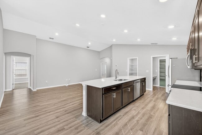 Building Photo - Single-Story 4/2 in Prime Riverview Location