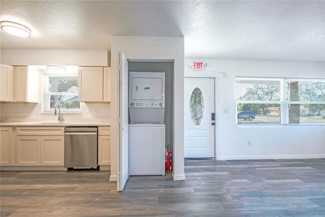 Building Photo - 717 E Gulf Blvd