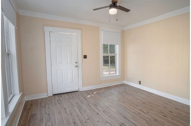 Building Photo - 111 S Olive St