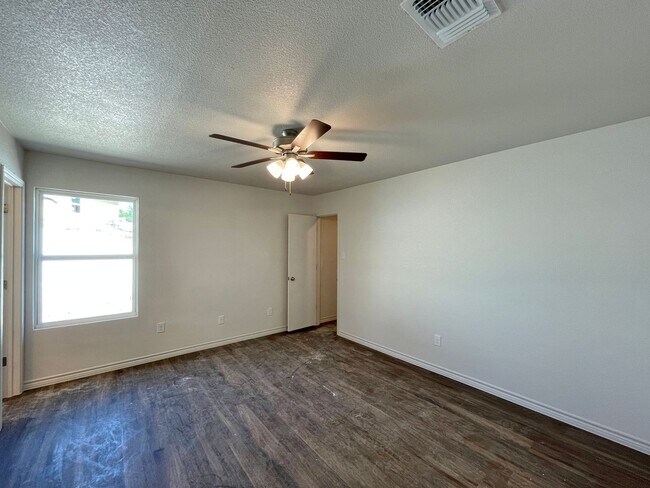 Building Photo - 1712 Clovis Dr