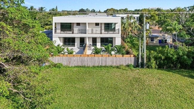 Building Photo - 1321 NE 13th Ave