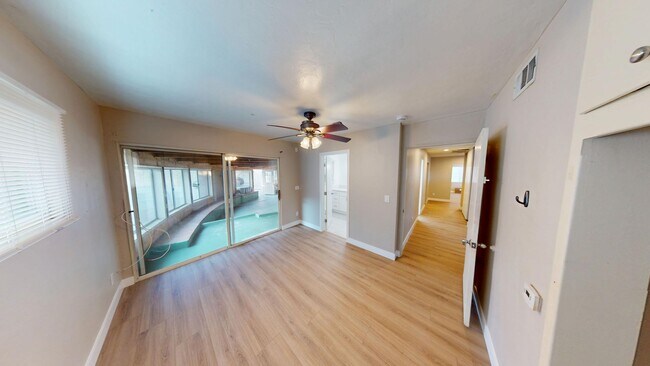 Building Photo - 8BD/3BA, Lots of Parking! (Lease out, pend...