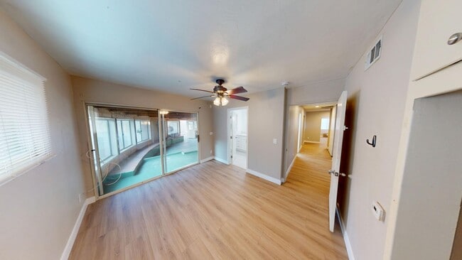 Building Photo - 8BD/3BA, Lots of Parking!