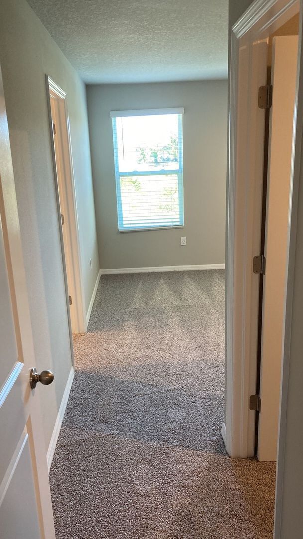 Building Photo - Like new 3 bedroom, 2.5 bathroom, 1 car ga...