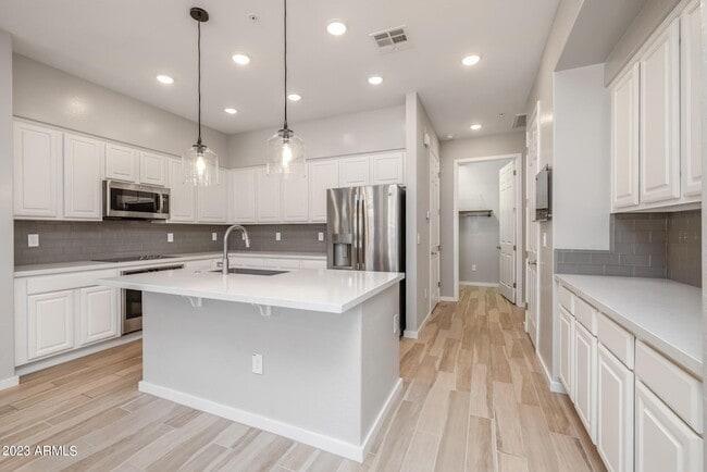 Building Photo - 250 W Queen Creek Rd