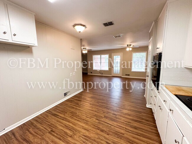 Building Photo - 1608 Hill Ln