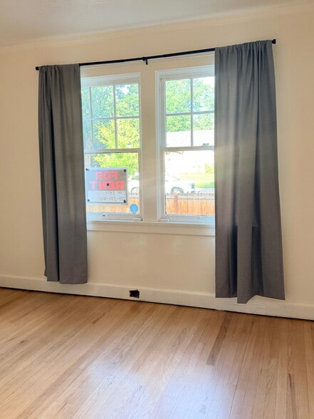 Large main bedroom, fits king size bed - 1235 S University Blvd