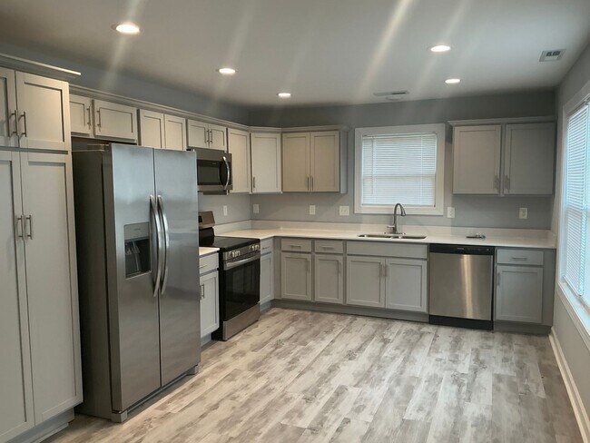 Building Photo - 600 A Colonelette Dr