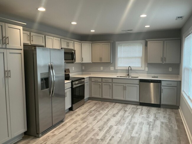 Building Photo - 600 Colonelette Dr