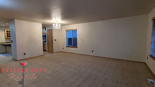 Building Photo - Spacious 3-bedroom with two living rooms a...