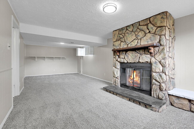 Building Photo - $2,600.00, 3-bed, 2.5-bath, located in Lak...