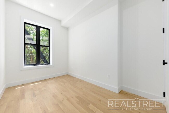Building Photo - Brand New 3 Bed in Bed Stuy Brownstone!