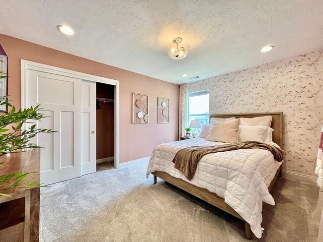 Building Photo - Large Executive home in Beavercreek Well d...