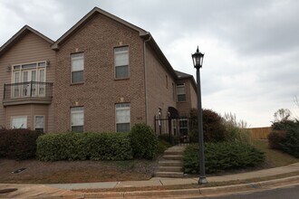 Building Photo - 3 Bed/3.5 Bath Runningvine Townhome Available in August!