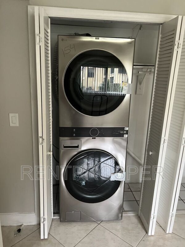 Building Photo - 938 N Lake Destiny Rd