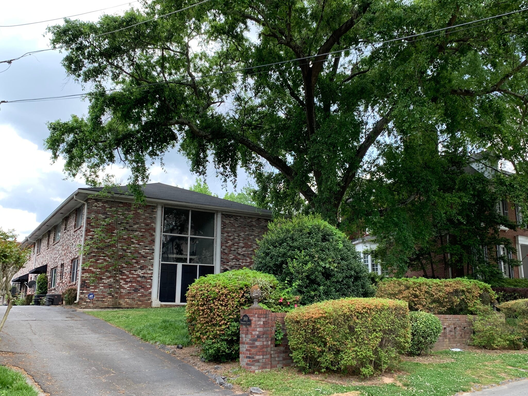 FRONT OF BUILDING - 3668 Kingsboro Rd NE