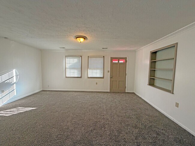 Building Photo - Gorgeous Well Kept Home Near Mercy & Bass Pro!