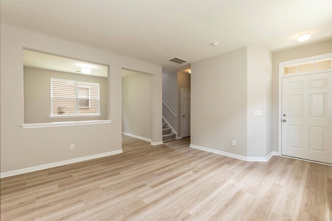 Building Photo - Four Bedroom Home in Sought After Neighborhood!