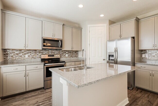 Building Photo - 5093 Summerdale Dr