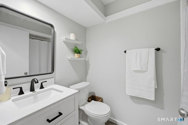 Building Photo - 42 Library Ln