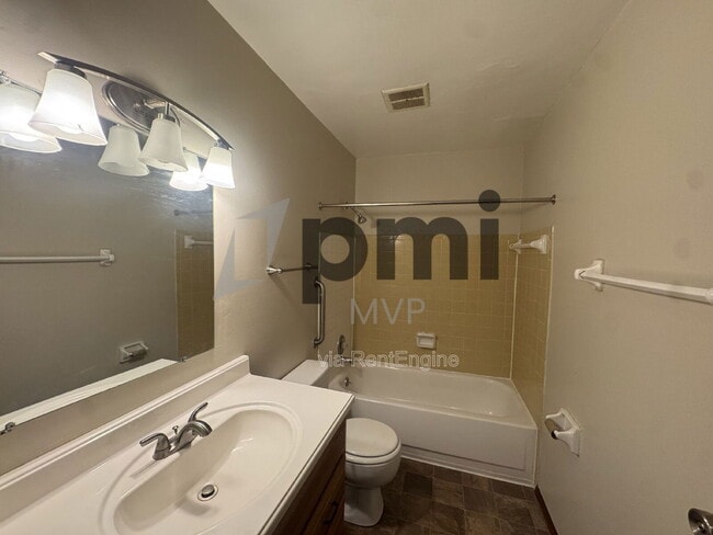 Building Photo - 90 Stornoway Dr W