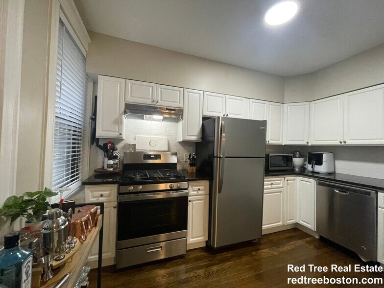 Building Photo - 1758 Commonwealth Ave