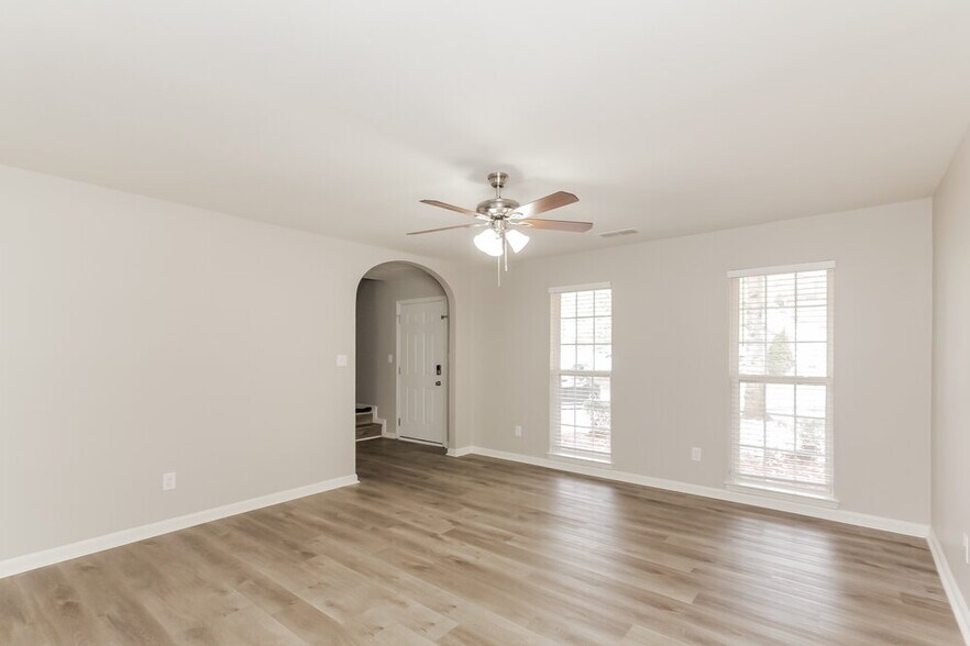 Building Photo - 211 Winding Canyon Dr