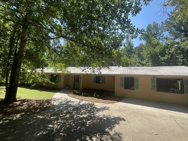 Building Photo - 170 Longview Dr