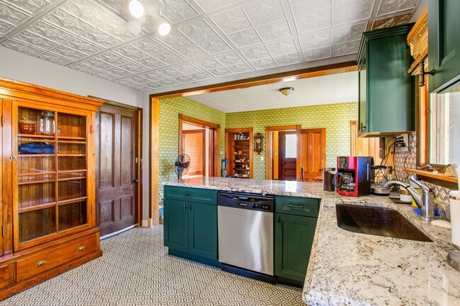 Building Photo - 19 Pine St