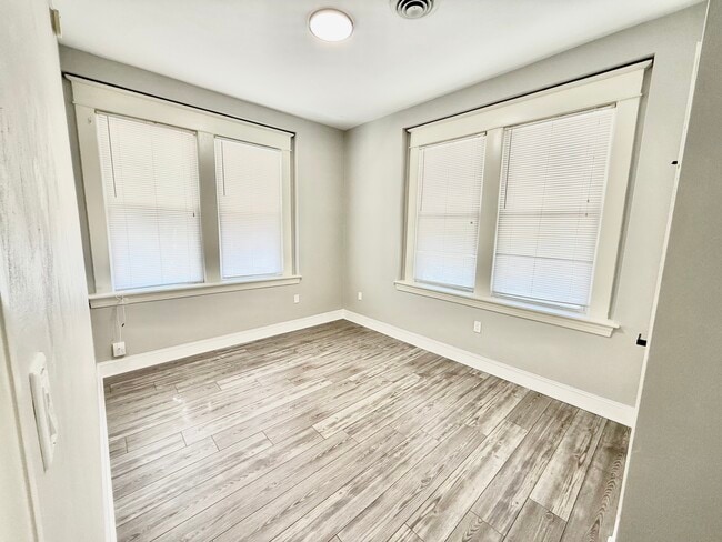 Building Photo - 1736 Memorial Ave SW